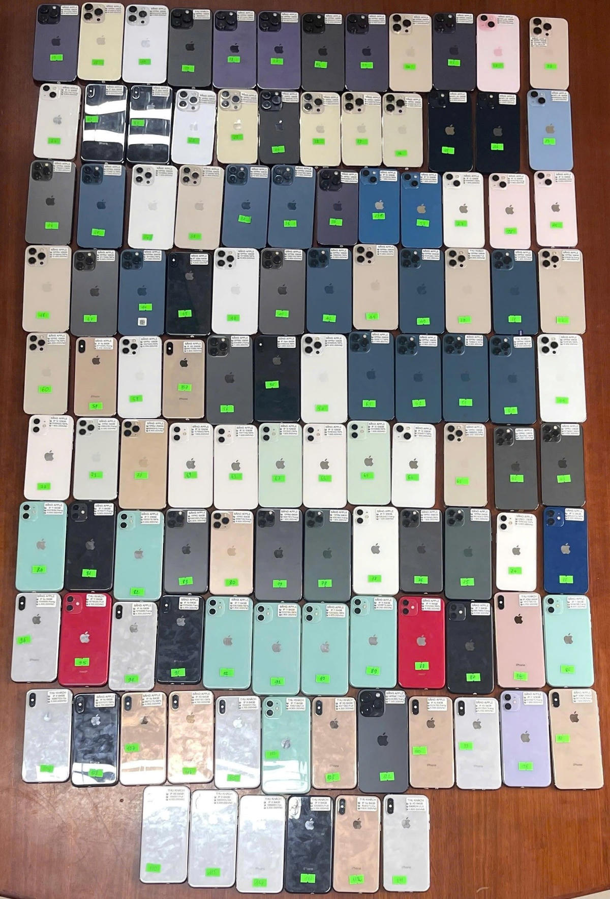 Quảng Trị: Kiểm tra 2 cửa hàng, tạm giữ hơn 100 chiếc điện thoại ‘lậu’