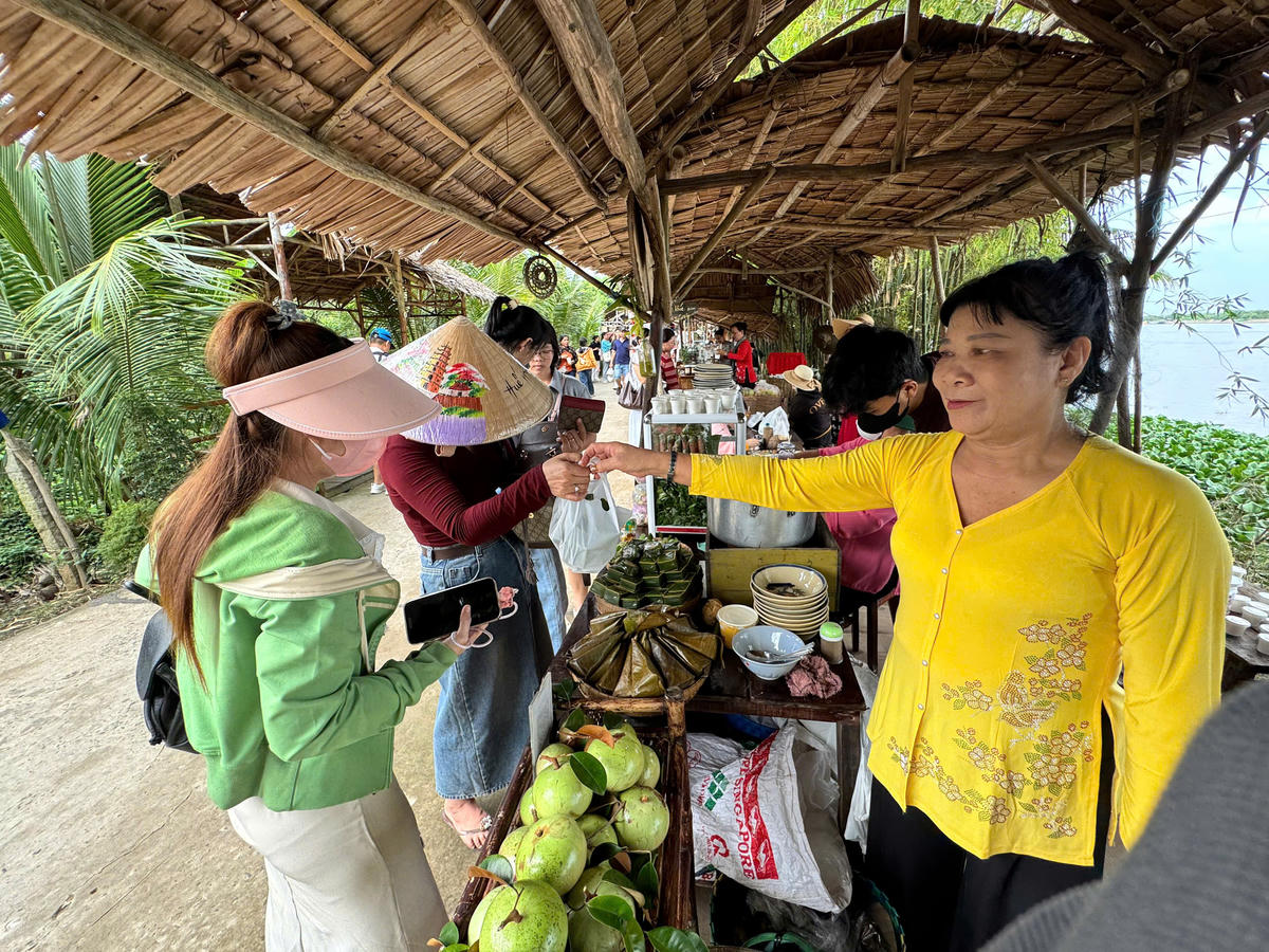 Thưởng thức nhiều loại trái cây đặc sản Nam bộ. Ảnh: Trung Ngãi