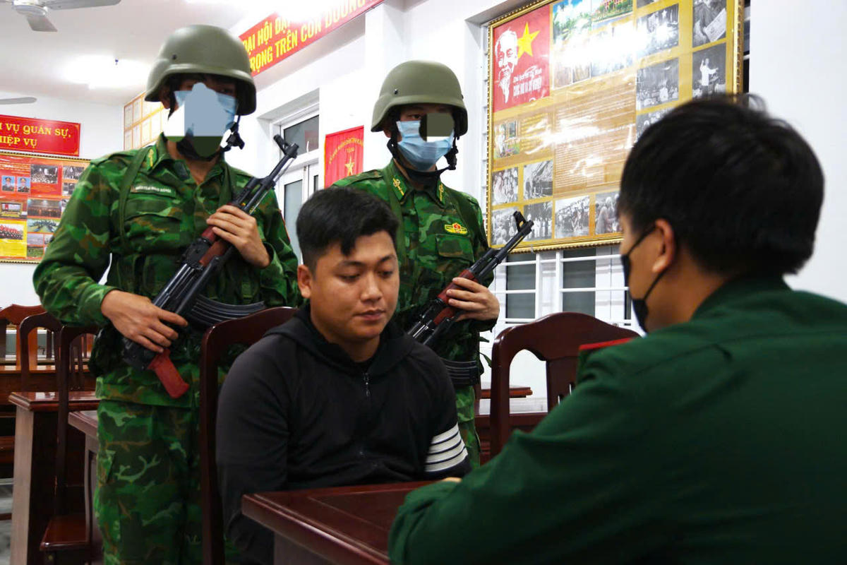 Lực lượng chức năng làm việc với đối tượng. Ảnh: Văn Tân.