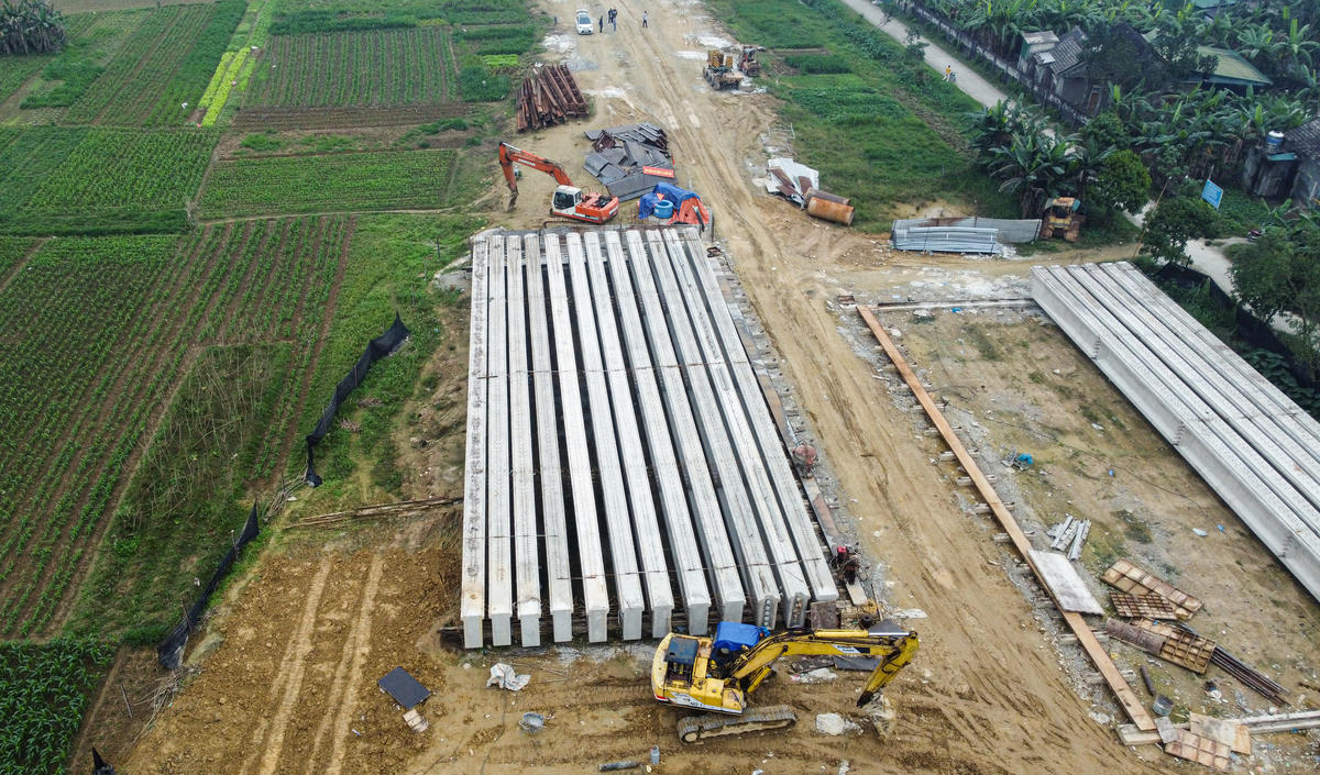 Quá trình xây dựng cầu vượt lũ trên lưu vực sông lớn gặp nhiều khó khăn do ảnh hưởng trực tiếp của thời tiết. Ảnh: Cẩm Kỳ&nbsp;