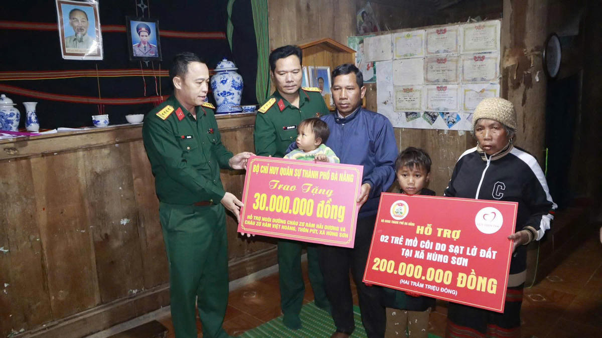 Đại tá Trần Hữu Ích, Chỉ huy trưởng Bộ CHQS TP thăm và hỗ trợ cho thân nhân gia đình nạn nhân. Ảnh: CV.