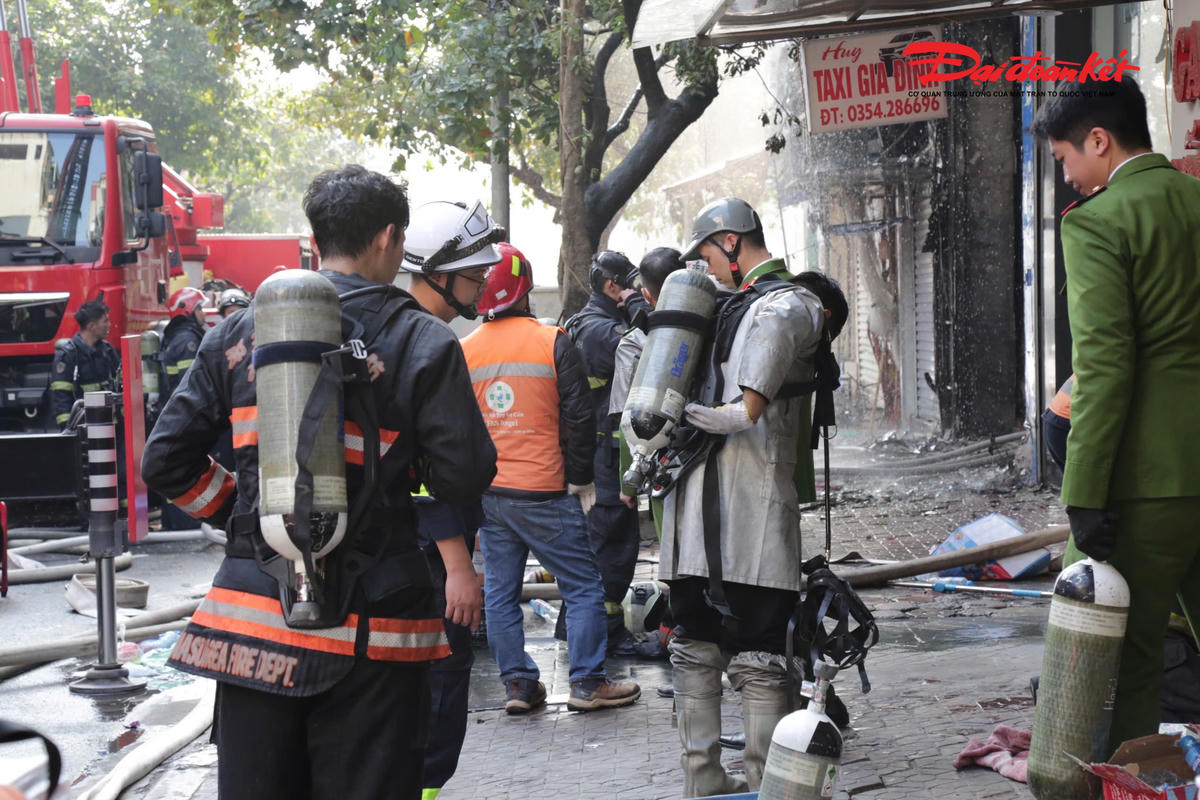 Lực lượng PCCC cà CNCH mệt nhoài sau nhiều giờ chữa cháy.