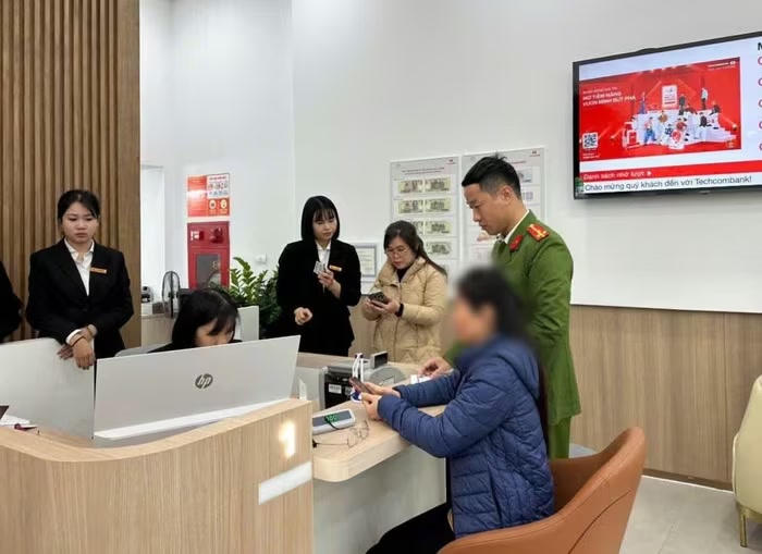Công an xã Thanh Hà phối hợp với Ngân hàng Techcombank hướng dẫn chị D. hoàn tất các thủ tục chuyển lại số tiền trên cho chị M. Ảnh: Công an xã Thanh Hà. 
