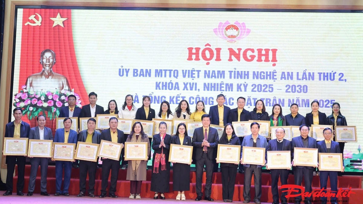 Lãnh đạo Uỷ ban MTTQ tỉnh Nghệ An tặng Bằng khen cho các đại biểu có thành tích xuất sắc trong công tác Mặt trận năm 2025. Ảnh: ĐB