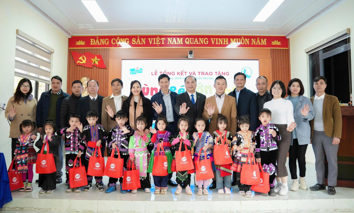 Các đại biểu chụp ảnh lưu niệm tại chương trình. Ảnh: Minh Long