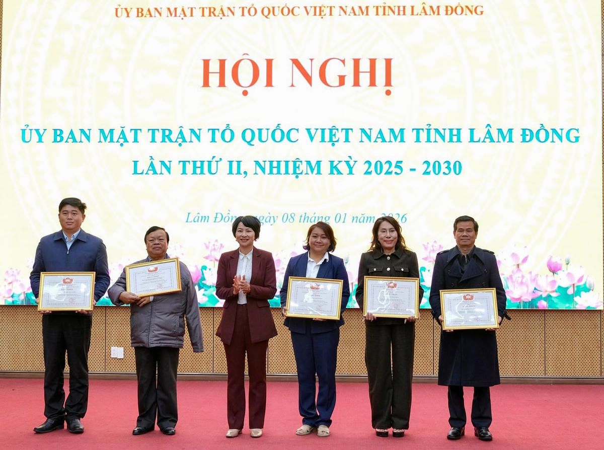 Bà Phạm Thị Phúc, Phó Bí thư Tỉnh ủy, Chủ tịch Ủy ban MTTQ Việt Nam tỉnh Lâm Đồng, trao bằng khen cho các cá nhân có thành tích xuất sắc công tác Mặt trận năm 2025. (ảnh X.H)