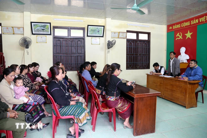 Sinh hoạt Chi bộ bản Khe Ngang (xã Trường Sơn, tỉnh Quảng Trị). (Ảnh: Tá Chuyên/TTXVN)