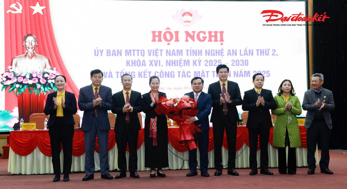 Ban Thường trực Ủy ban MTTQ tỉnh Nghệ An tặng hoa chúc mừng ông Nguyễn Viết Hùng được Hội nghị hiệp thương nhất trí cử giữ chức Phó Chủ tịch Ủy ban MTTQ Việt Nam tỉnh Nghệ An khóa XVI, nhiệm kỳ 2025 – 2030. Ảnh: ĐB