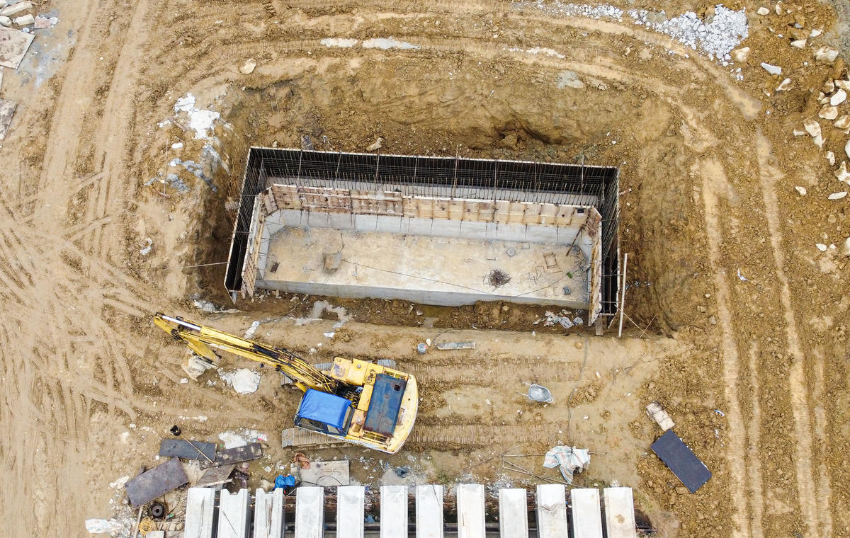 Theo báo cáo tiến độ, dự án đã hoàn thành nhiều hạng mục trụ, mố và phần kết cấu nhịp, một số hạng mục còn lại đang tiếp tục thi công, với tổng khối lượng đạt hơn 50% giá trị hợp đồng. Ảnh: Cẩm Kỳ&nbsp;