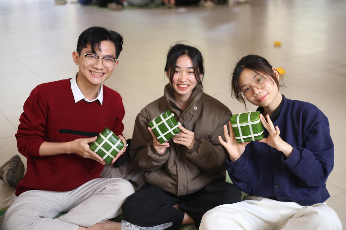 Những chiếc bánh chưng kèm những phần quà do sinh viên tự tự nấu và trao đến tận tay người bệnh. Ảnh:&nbsp;Vũ Minh Giang