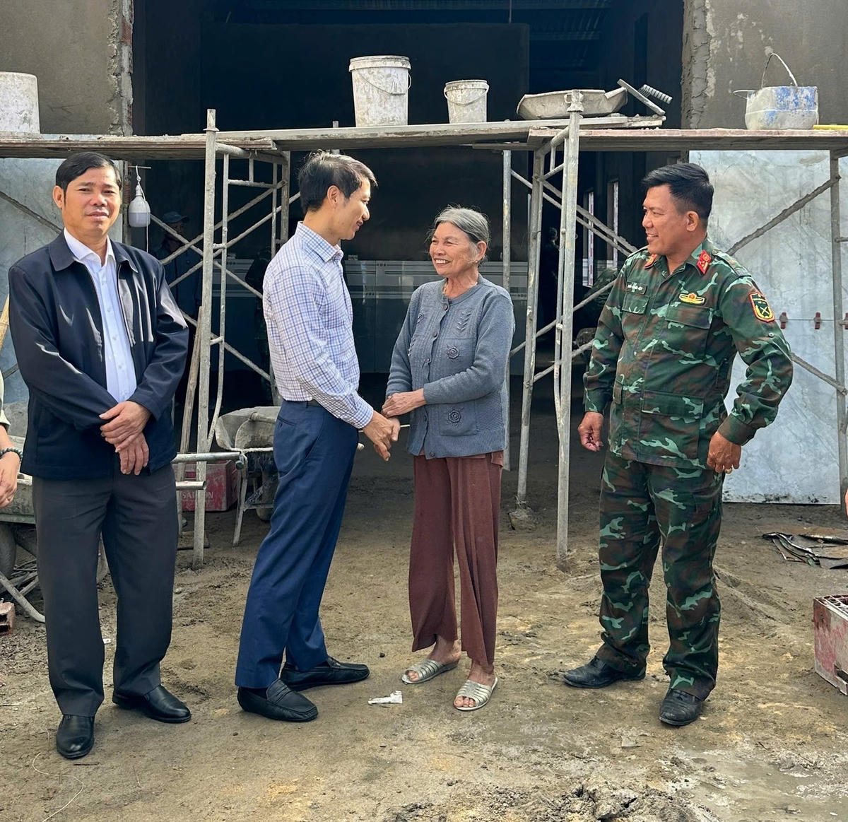 Phó Bí thư Tỉnh ủy, Chủ tịch Ủy ban MTTQ Việt Nam tỉnh Gia Lai Nguyễn Ngọc Lương thăm hỏi sức khỏe bà&nbsp;Đỗ Thị Chanh. Ảnh: CV.