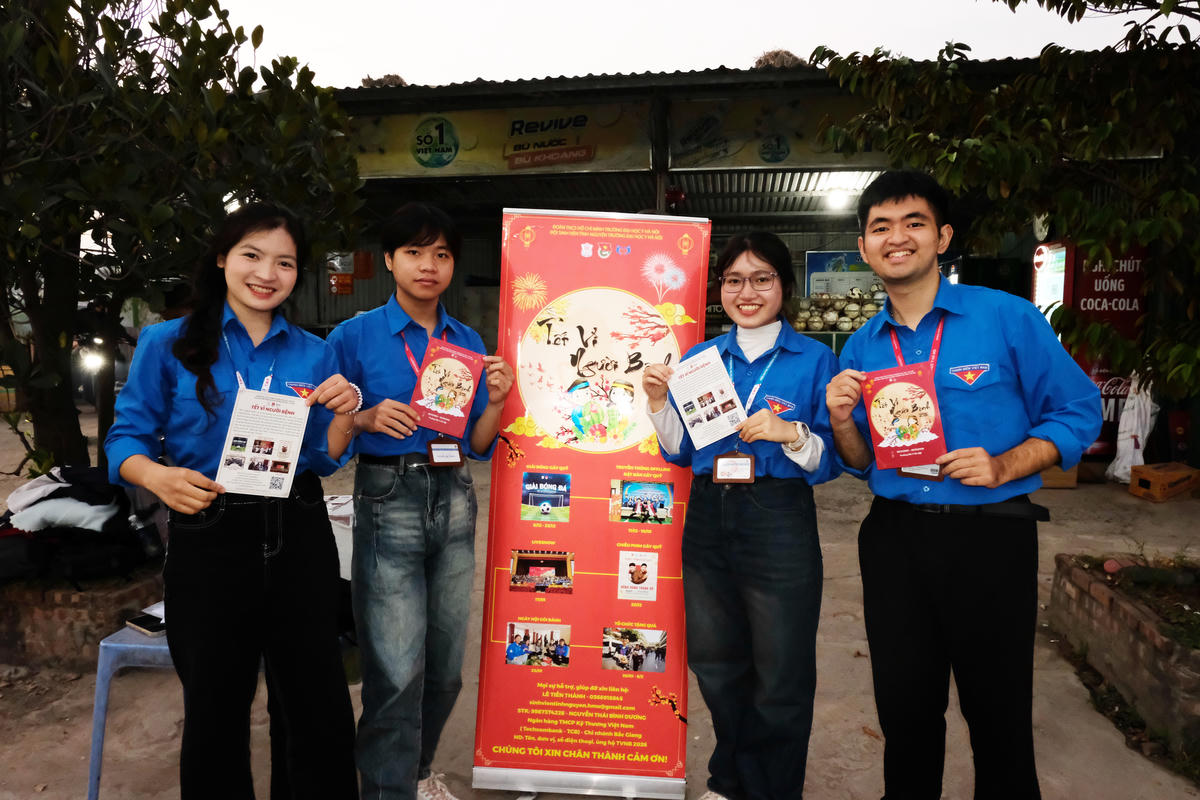 Sinh viên Trường Đại học Y Hà Nội đặt bàn gây quỹ vì người bệnh. Ảnh: Nông Khánh Hưng