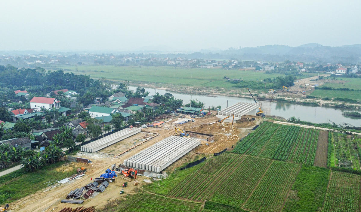 Dự án cầu vượt lũ Phố Giang có tổng vốn 172 tỷ đồng, thuộc kế hoạch đầu tư công trung hạn 2021–2025 của tỉnh Hà Tĩnh, hiện do Ban Quản lý dự án đầu tư xây dựng công trình dân dụng và hạ tầng khu vực tỉnh quản lý. Ảnh: Cẩm Kỳ&nbsp;
