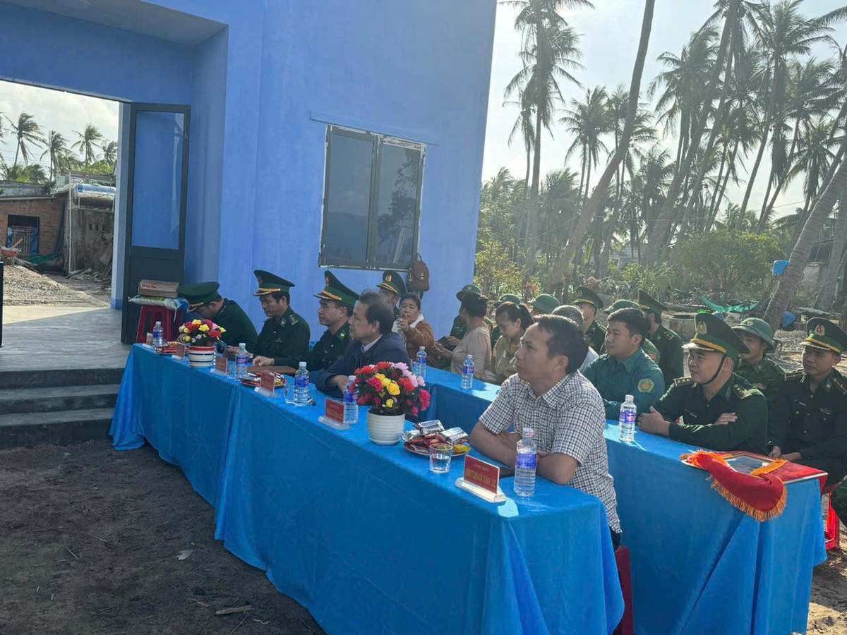 Các đại biểu về dự lễ bàn giao. Ảnh: Thùy Dung.