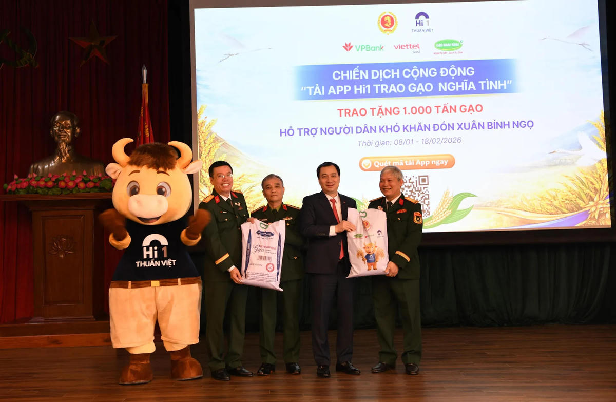 Các đại biểu thực hiện nghi lễ phát động chiến dịch “Tải app Hi1 - Trao gạo nghĩa tình”. 