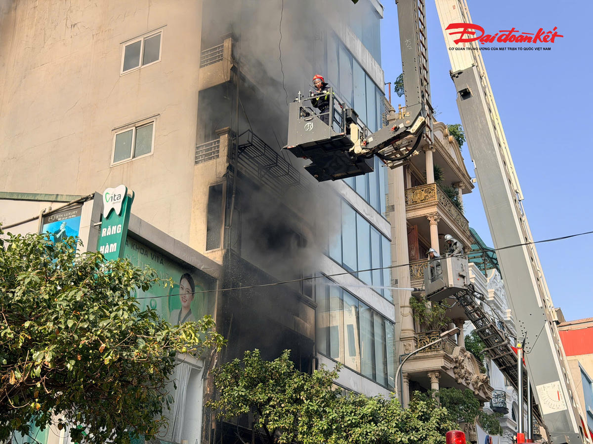 Ngay sau khi tiếp nhận thông tin, Phòng Cảnh sát PCCC&amp;CNCH Công an Hà Nội đã điều nhiều xe chữa cháy cùng hàng chục cán bộ, chiến sĩ, xe thang xuống hiện trường chữa cháy, tìm kiếm cứu nạn.
