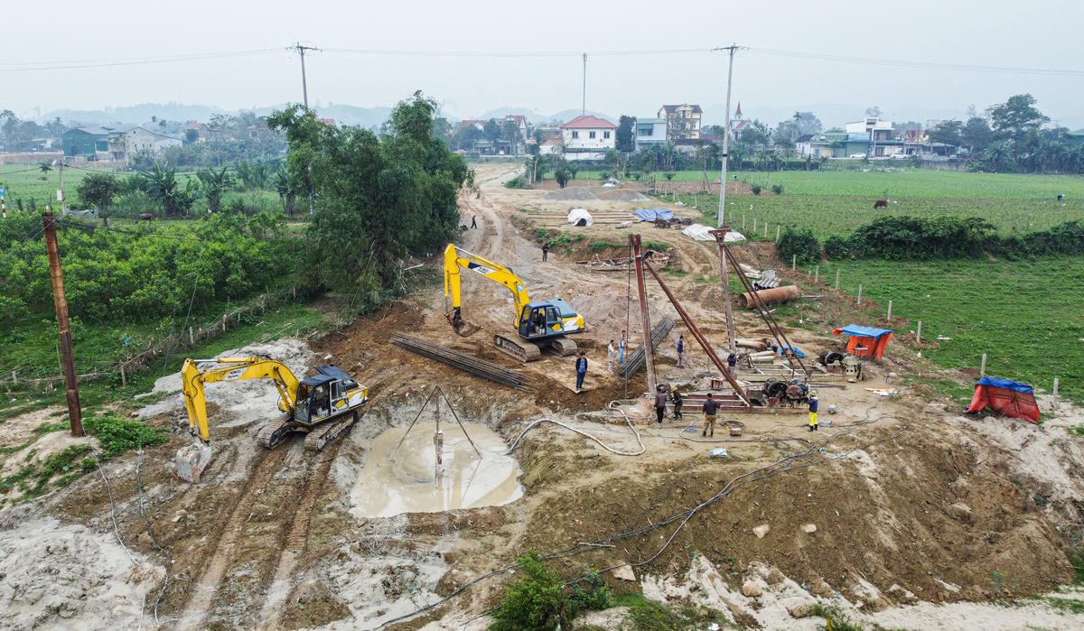 Ban Quản lý dự án phối hợp chặt chẽ với đơn vị tư vấn giám sát và nhà thầu để kịp thời xử lý các vướng mắc phát sinh, nhất là trong điều kiện thời tiết mưa lũ phức tạp. Ảnh: Cẩm Kỳ&nbsp;