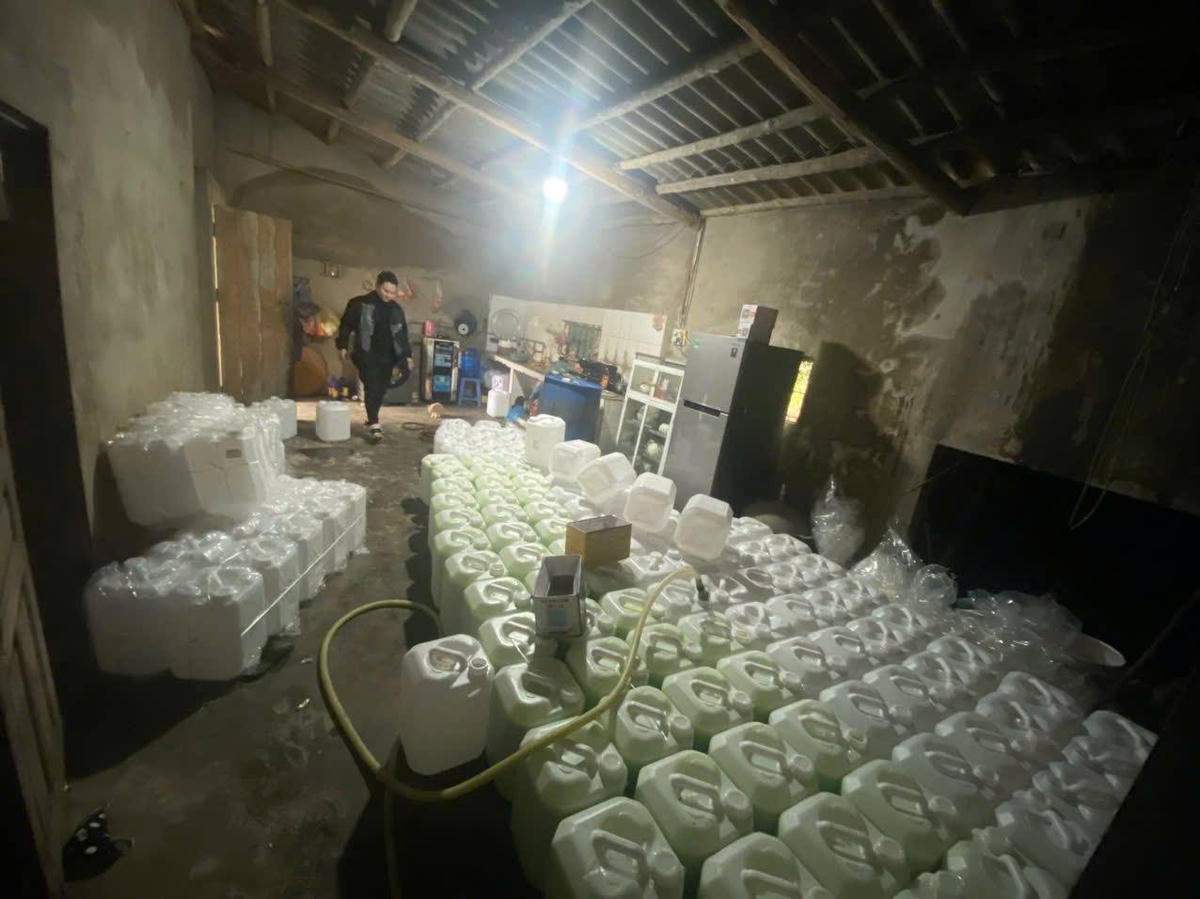 Lực lượng chức năng kiểm tra cơ sở sản xuất rượu của ông L.P.L. Ảnh: ANTV Lào Cai.