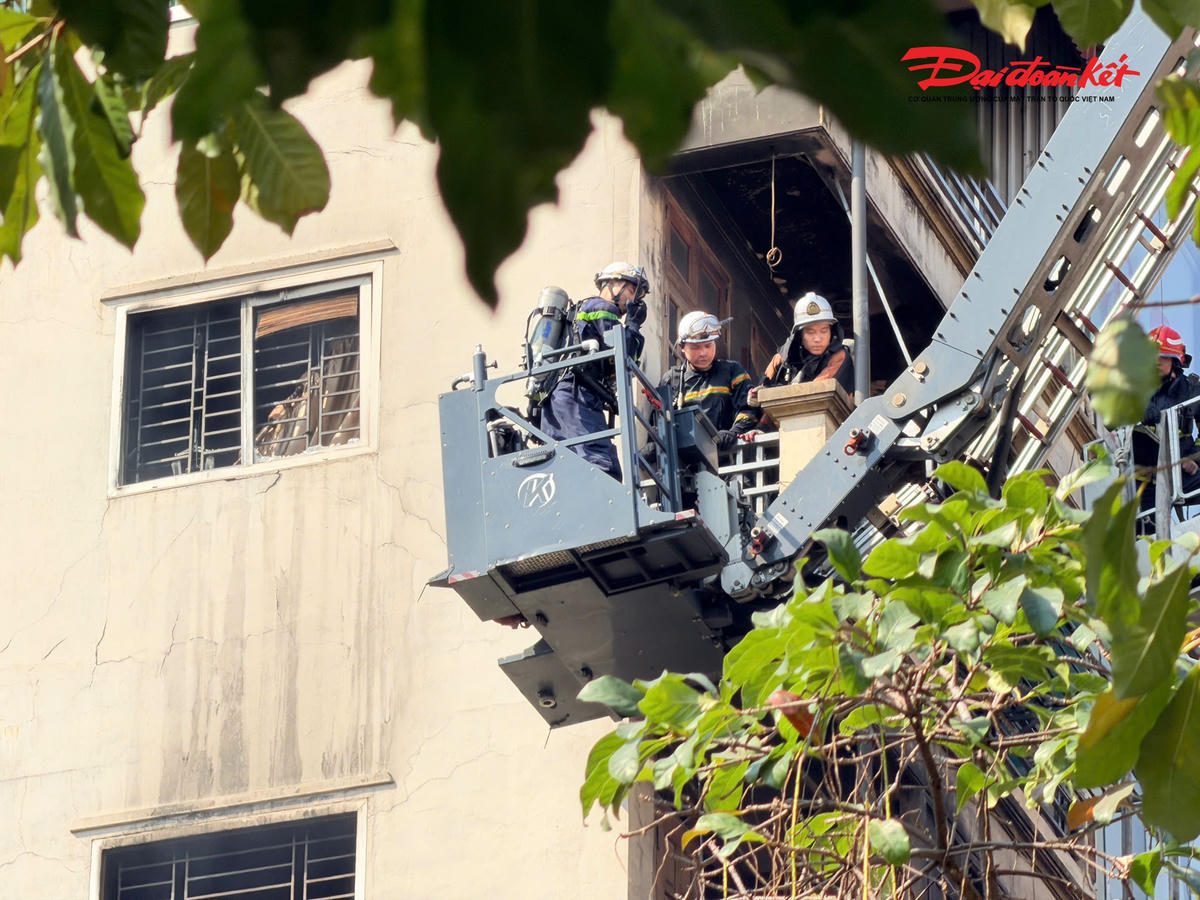 Do căn nhà cháy cao tầng, bên trong nhiều thiết bị điện nên tới 12h cùng ngày, các lực lượng chức năng vẫn đang tích cực chữa cháy, tìm kiếm cứu nạn.