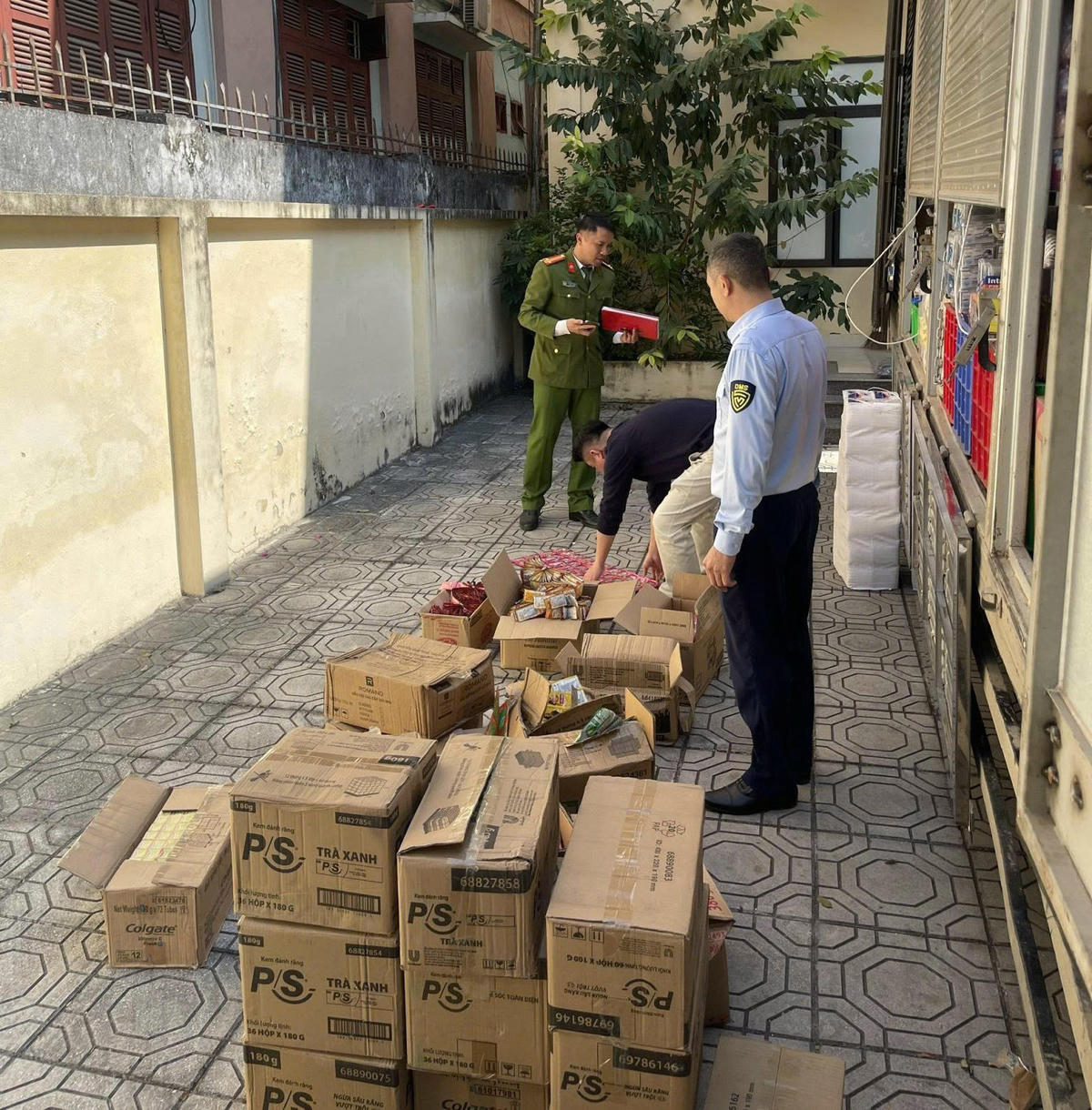 Số hàng hóa giả mạo về nhãn hiệu bị cơ quan chức năng thu giữ. Ảnh: CT- TH.