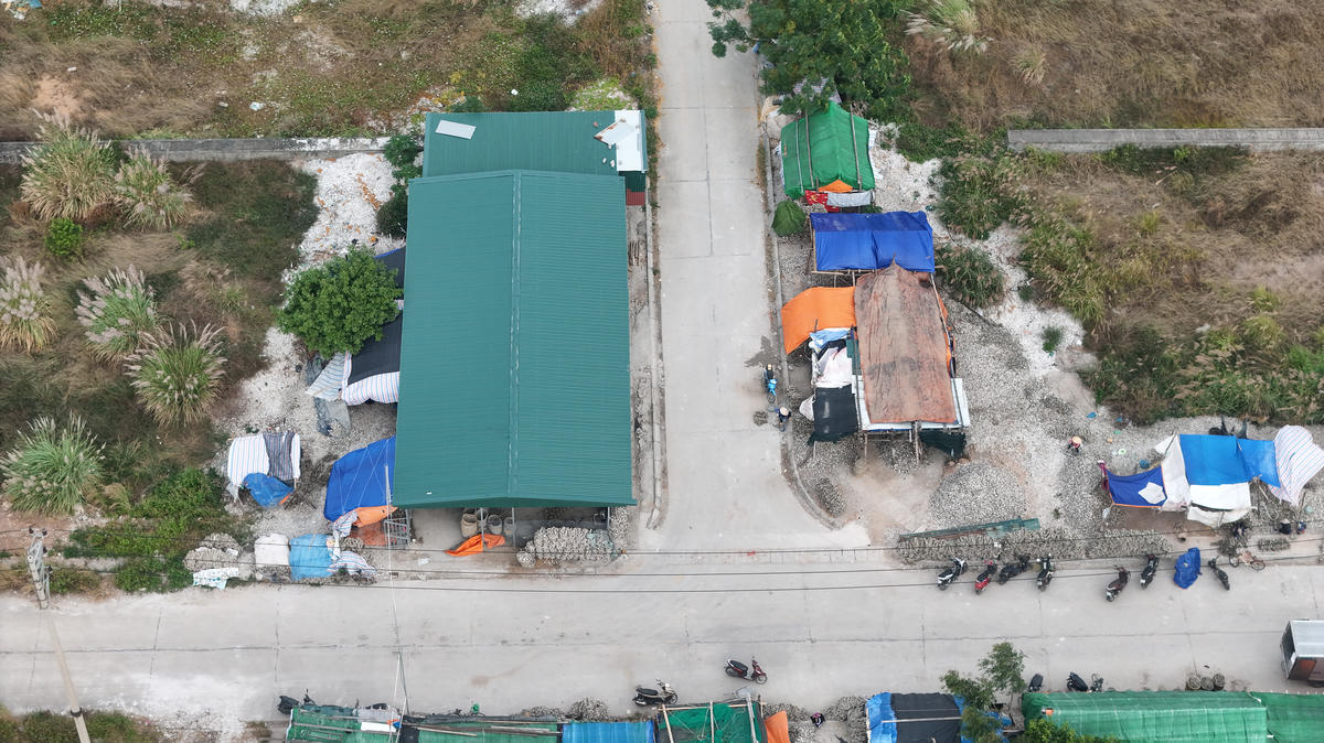 Nhà xưởng là nơi các công nhân sơ chế hàu, đóng thùng đi xuất khẩu