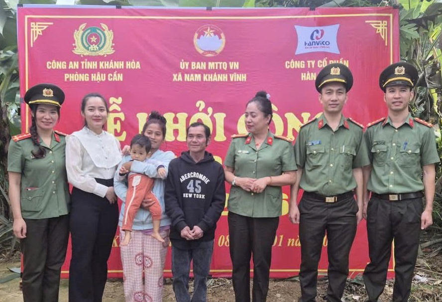 
Khởi công xây nhà Đại đoàn kết, tặng gia đình ông Cao Năng, thôn Bầu Sang, xã Nam Khánh Vĩnh (tỉnh Khánh Hòa). (ảnh H.L)
