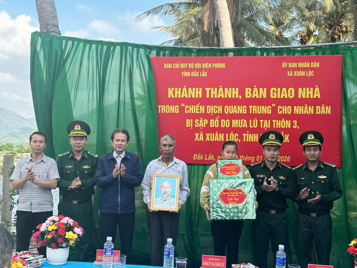 Đại tá Lê Đình Hân, Phó Chỉ huy trưởng Ban Chỉ huy BĐBP tỉnh Đắk Lắk cùng chính quyền địa phương tặng quà cho gia đình chị Phạm Tôn Nữ Lệ Kiều. Ảnh: Thùy Dùng.