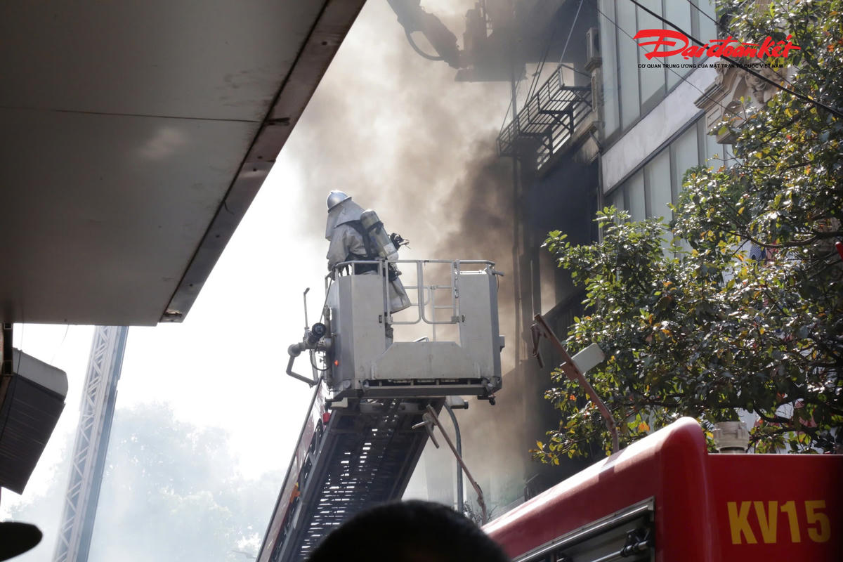 Cũng theo bà Mai, khi phát hiện sự việc, các bảo vệ và tiểu thương của chợ Hà Đông đã chạy sang dập lửa nhưng không thành. Mọi người hoảng loạn gọi hai người đang ở tầng 1 của ngôi nhà bị cháy chạy ra ngoài. Một người phụ nữ kịp thời thoát được, còn người đàn ông nhảy từ tầng 5 xuống mái nhà hàng xóm và bị thương.