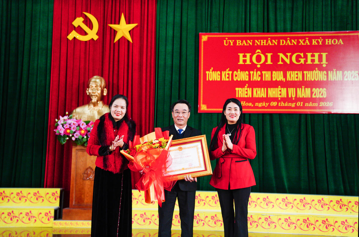 Lễ trao Huân chương Lao động hạng Ba theo Quyết định của Chủ tịch nước đã được tổ chức trang trọng cho ông Võ Tá Cương, Phó Bí thư Đảng ủy, Chủ tịch UBND xã Kỳ Hoa. Ảnh: Cẩm Kỳ&nbsp;