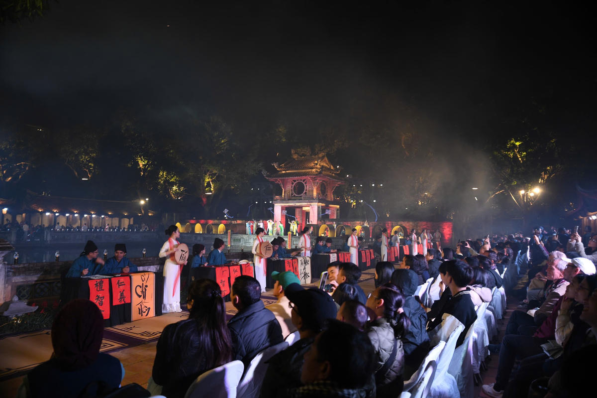 Không gian Giếng Thiên Quang trở thành điểm hẹn của ký ức và hiện tại, nơi những giá trị cốt lõi của Đạo học Việt Nam được tái hiện bằng ngôn ngữ nghệ thuật giàu chiều sâu, trang trọng mà gần gũi. Ảnh: Phạm Sỹ.. 