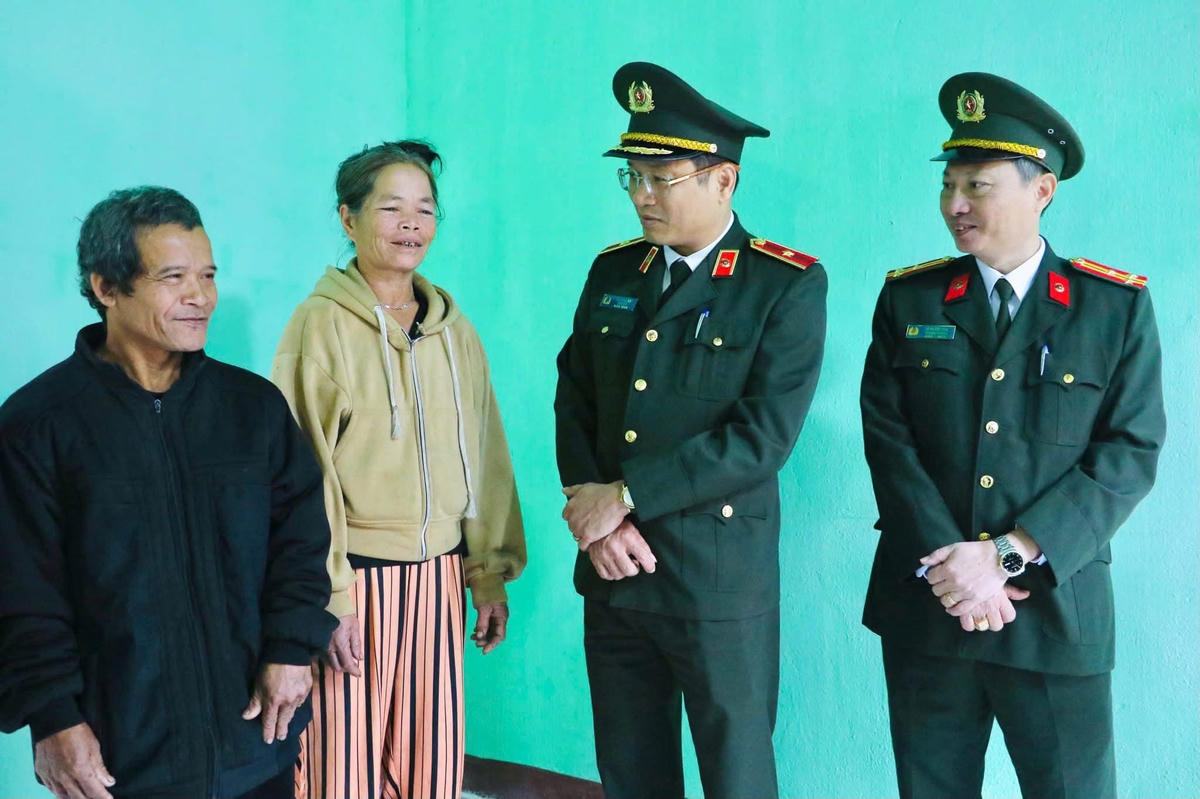 Thiếu tướng Hồ Song Ân, Giám đốc Công an tỉnh Quảng Ngãi&nbsp;trò chuyện với vợ chồng ông Đinh Văn Quân. Ảnh: CV.