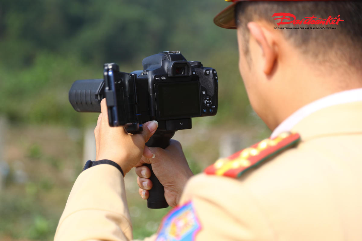 Trao đổi với phóng viên, Thiếu tá Lê Đức Tiến cán bộ Đội CSGT đường bộ số 11 cho biết, hành vi chạy quá tốc độ là một trong những nguyên nhân hàng đầu dẫn đến tai nạn giao thông nghiêm trọng. Việc tăng cường kiểm soát, xử lý trên tuyến Hòa Lạc – Hòa Bình nhằm nâng cao ý thức chấp hành pháp luật của người điều khiển phương tiện, đồng thời phòng ngừa, kéo giảm tai nạn giao thông trên địa bàn. 