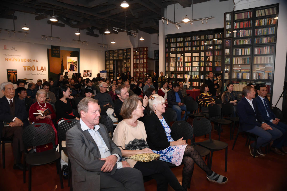 Buổi ra mắt&nbsp; cuốn tiểu thuyết “Những bóng ma trở lại” của Thomas Bo Pedersen đã nhận được sự quan tâm đông đảo của bạn đọc. Ảnh: Phạm Sỹ.