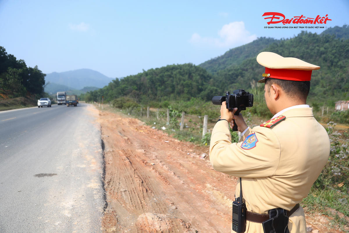 Theo ghi nhận của PV Báo Đại đoàn kết, tuyến Hòa Lạc – Hòa Bình là trục giao thông quan trọng, kết nối Thủ đô với các tỉnh Tây Bắc, lưu lượng phương tiện lớn, trong đó có nhiều xe khách, xe tải và ô tô cá nhân. Do mặt đường rộng, ít giao cắt, một bộ phận tài xế đã chủ quan, điều khiển phương tiện chạy quá tốc độ cho phép, tiềm ẩn nguy cơ mất an toàn giao thông, đặc biệt trong điều kiện thời tiết xấu hoặc vào ban đêm.