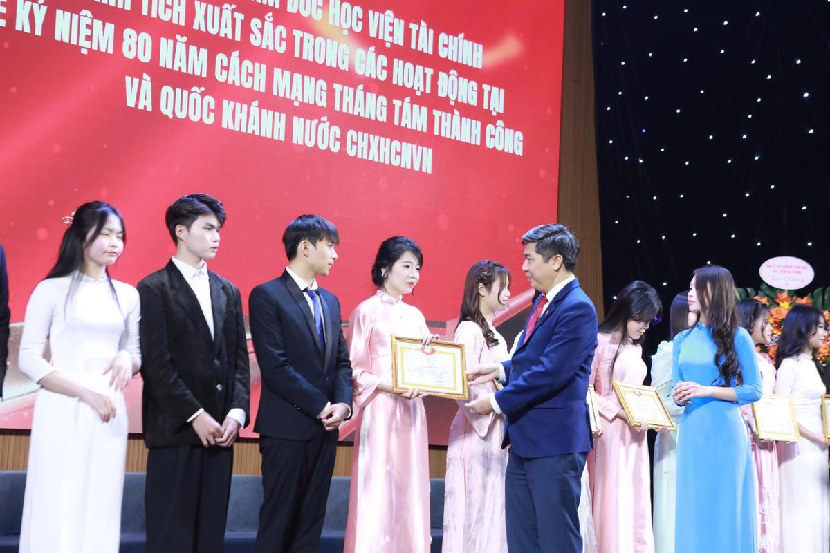 Giám đốc Học viện Tài chính trao Bằng khen cho các cá nhân có thành tích xuất sắc.