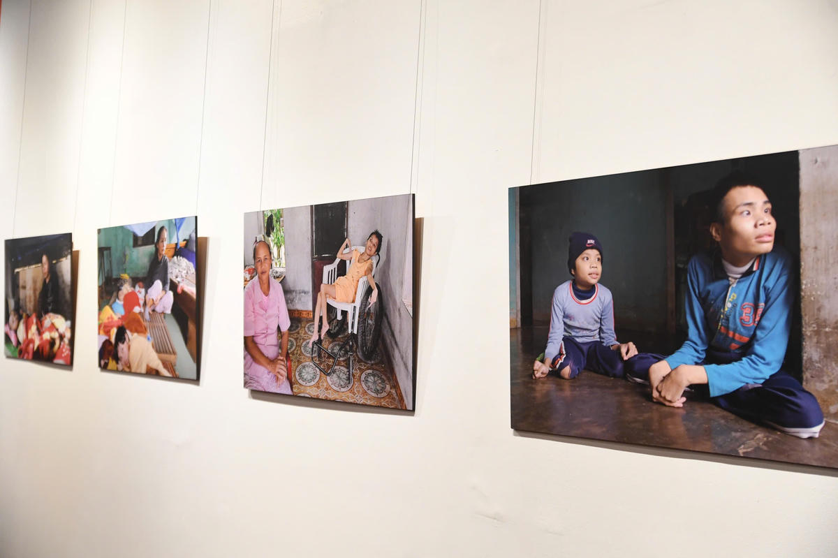 Tại sự kiện còn trưng bày những bức ảnh do chính ông Thomas Bo Pedersen chụp trong hơn bốn thập kỷ gắn bó với Việt Nam. Những hình ảnh đau thương của những nạn nhân phải gánh chịu những hậu quả do chất độc da cam gây ra. Ảnh: Phạm Sỹ. 