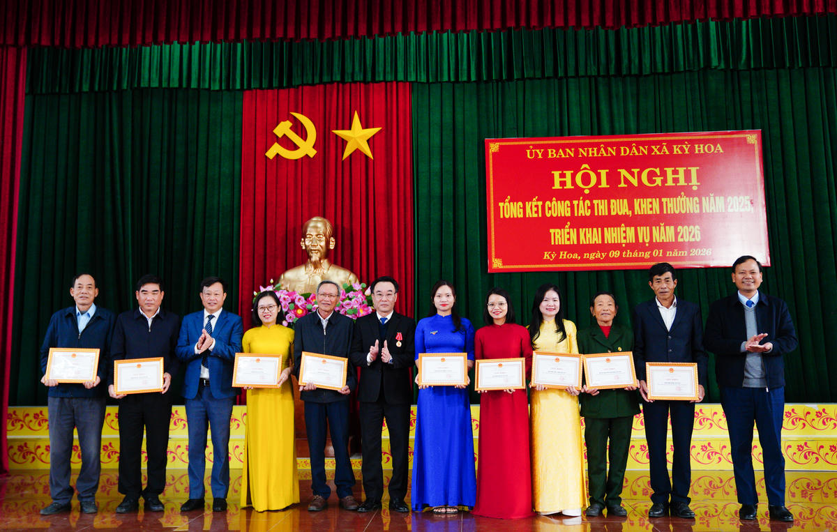 Trao danh hiệu Chiến sĩ thi đua cơ sở và Giấy khen của Chủ tịch UBND xã cho nhiều tập thể, cá nhân có thành tích tiêu biểu trong năm 2025. Ảnh: Cẩm Kỳ&nbsp;