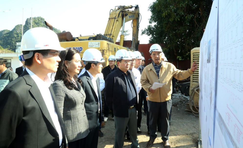 Bí thư Tỉnh ủy Quảng Ninh Quản Minh Cường cùng đoàn công tác kiểm tra tiến độ Dự án mở rộng Bệnh viện Đa khoa tỉnh Quảng Ninh. Ảnh: QMG