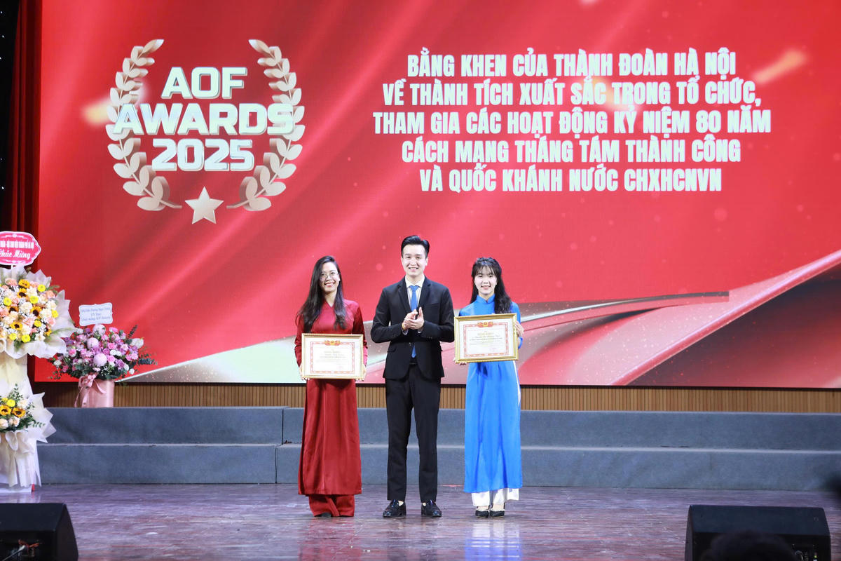 Trao Bằng khen của Thành đoàn Hà Nội cho các tập thể, cá nhân tiêu biểu.