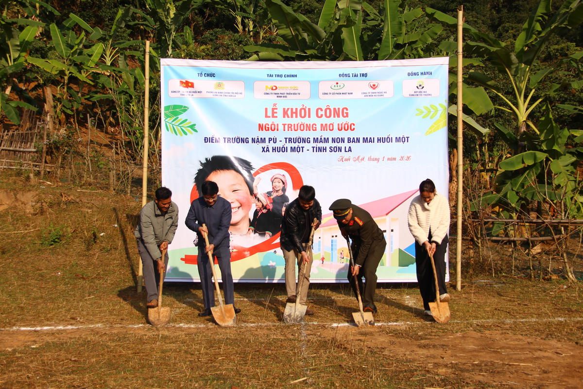 Công an tỉnh Sơn La, UBND xã Huổi Một và các mạnh thường quân tiến hành khởi công công trình. Ảnh: C.T.