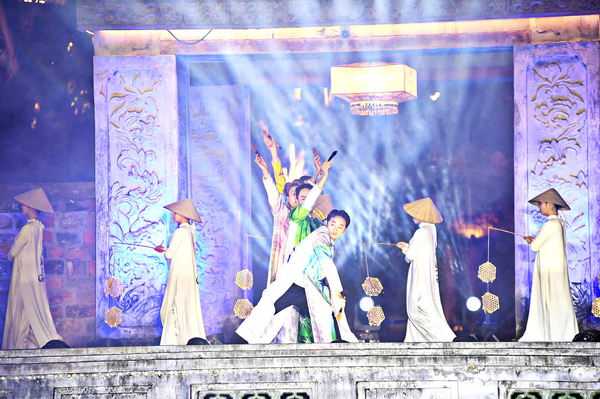 Điểm nhấn của chương trình là các tiết mục nghệ thuật được dàn dựng công phu, kết hợp giữa biểu diễn truyền thống và ngôn ngữ sân khấu đương đại. Ảnh: Phạm Sỹ.