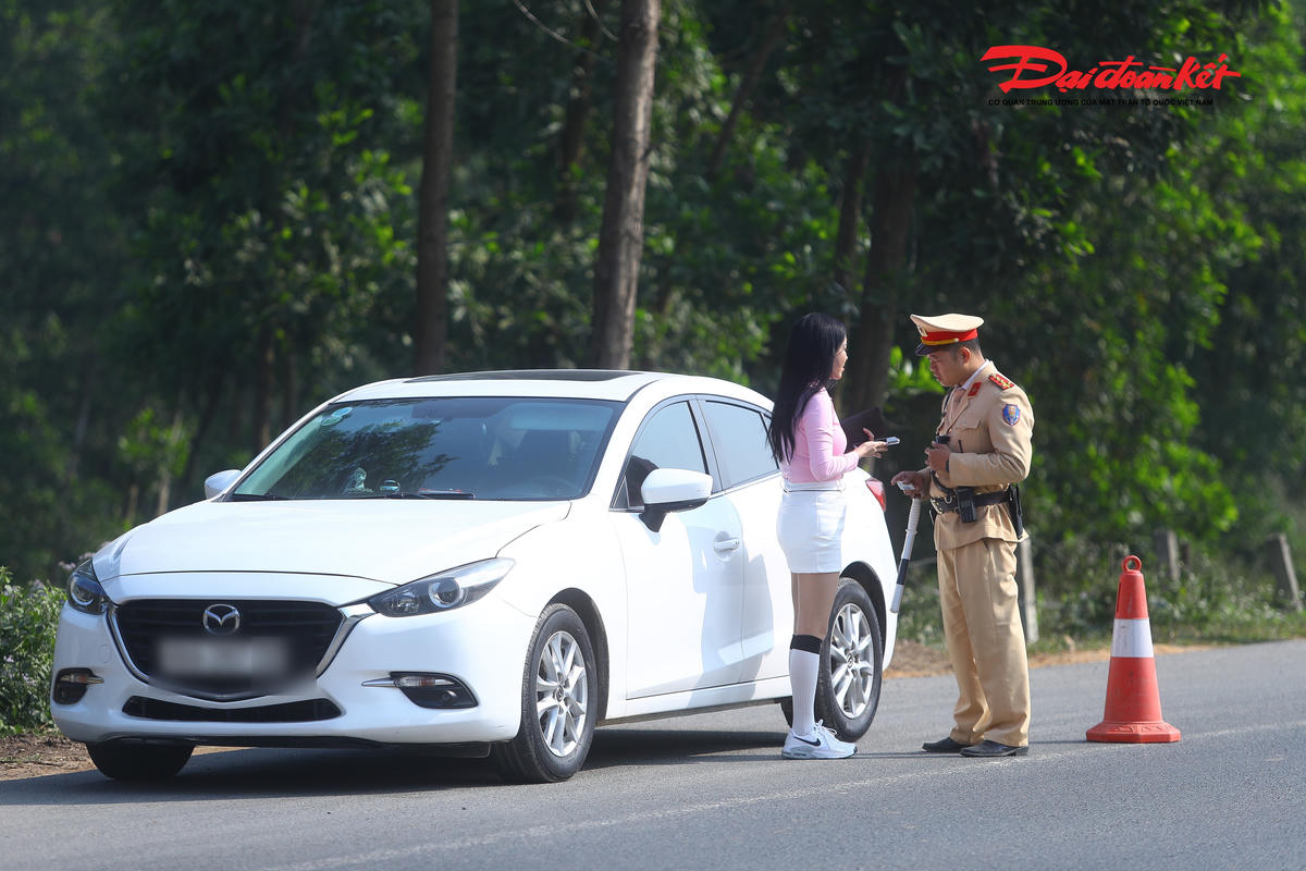 Do đó, trong sáng ngày 9/1, Đội CSGT đường bộ số 11 đã bố trí lực lượng, sử dụng thiết bị kỹ thuật nghiệp vụ để ghi nhận, xử lý các trường hợp vi phạm.