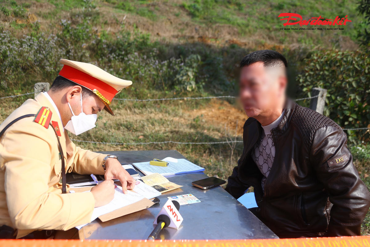 Theo đó, lực lượng chức năng lập biên bản, tài xế chạy quá tốc độ từ 5-10 km/h sẽ bị phạt 900.000 đồng.