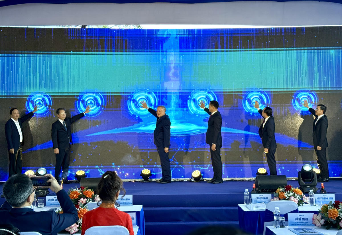 Cổng thông tin điện tử tích hợp các dịch vụ một cửa: Hệ thống đăng ký thành viên và cấp phép hoạt động, giấy phép lao động, visa, dịch vụ hỗ trợ... Ảnh: Nguyễn Tú.