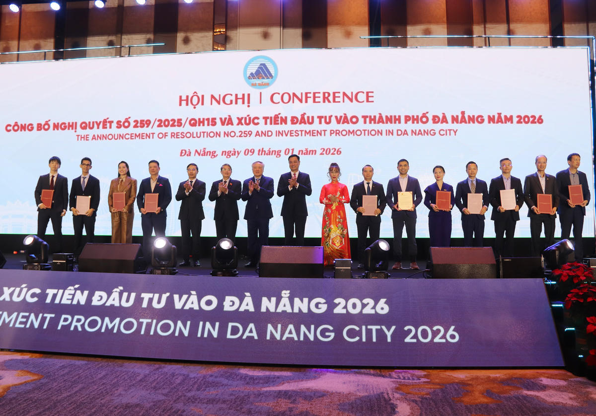 Trao chứng nhận cho các doanh nghiệp quan tâm, đầu tư vào Đà Nẵng. Ảnh: Nguyễn Tú.