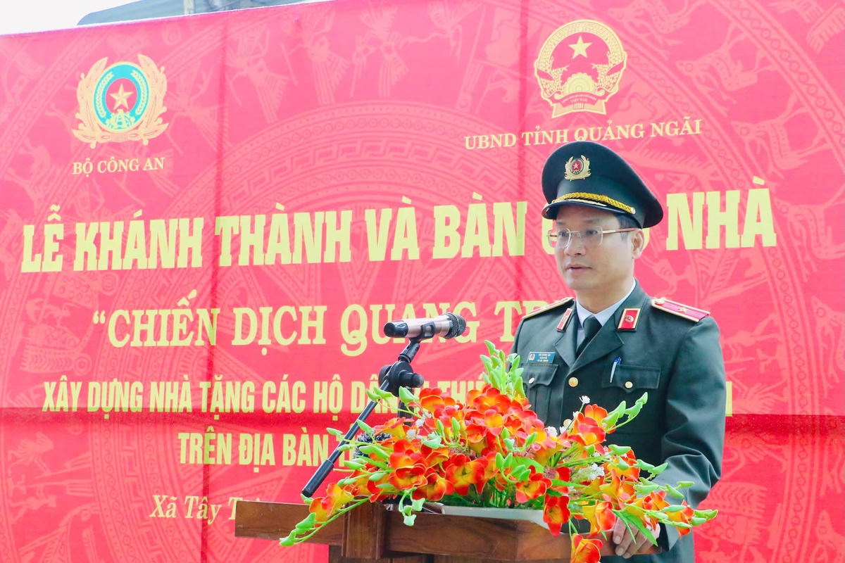 Thiếu tướng Hồ Song Ân, Giám đốc Công an tỉnh Quảng Ngãi phát biểu tại lễ bàn giao nhà trong "Chiến dịch Quang Trung"