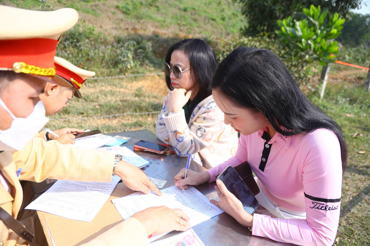 “Sau khi được lực lượng chức năng lập biên bản, xử lý vi phạm, tôi đã nhận thức rõ sai sót của mình và xin rút kinh nghiệm để không tái phạm trong thời gian tới”, chị Ngọc nói.