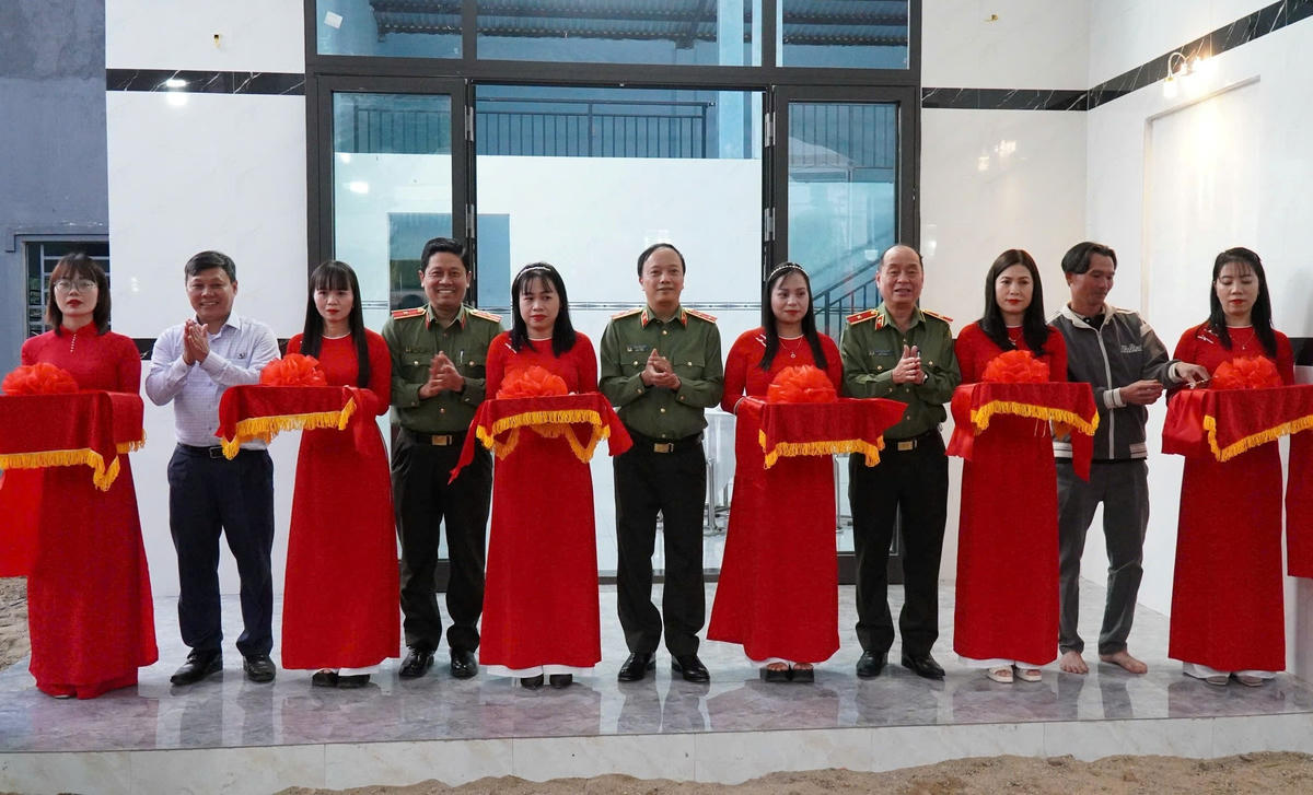 Lãnh Bộ Công an và Công an TP Đà Nẵng thực hiện nghi thực lễ khánh thành và bàn giao nhà cho người dân trong "Chiến dịch Quang Trung". Ảnh: Tấn Thành.