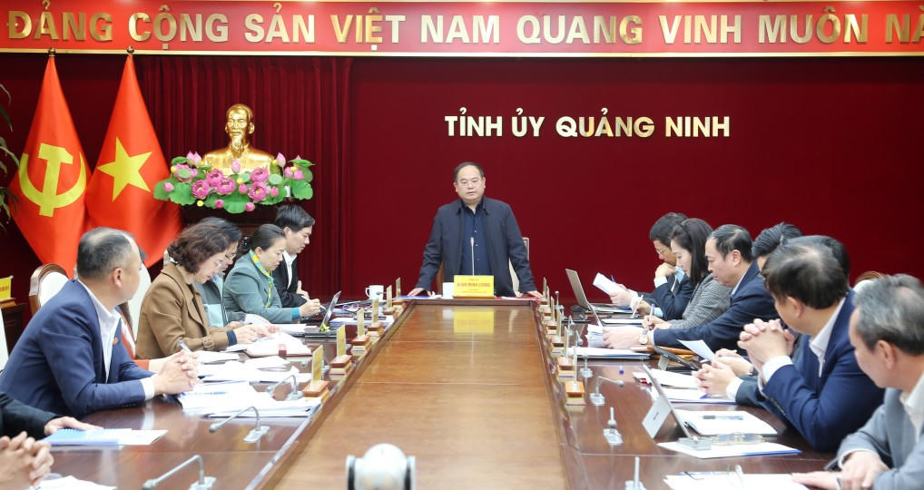 Bí thư Tỉnh ủy, Trưởng Đoàn ĐBQH tỉnh Quảng Ninh Quản Minh Cường làm việc với tập thể Đảng ủy, lãnh đạo Sở Y tế. Ảnh: QMG