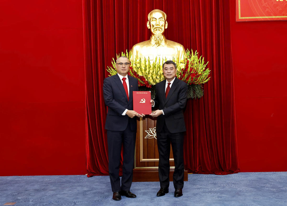 Trưởng Ban Tổ chức Trung ương Lê Minh Hưng trao quyết định cho ông Phạm Đại Dương. Ảnh: Tùng Duy.